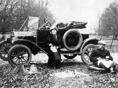 Model Ford T car by the roadside. Date: 1913