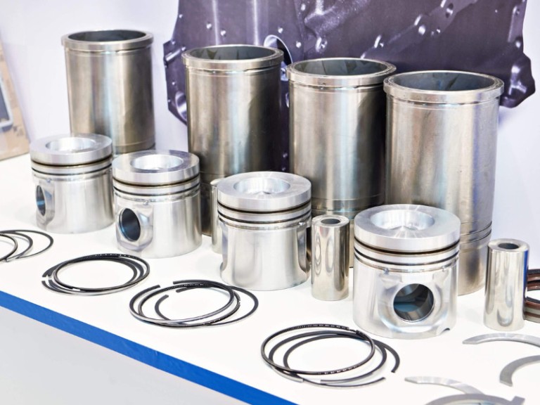 Pistons, sleeves and oil scraper rings on the store counter
