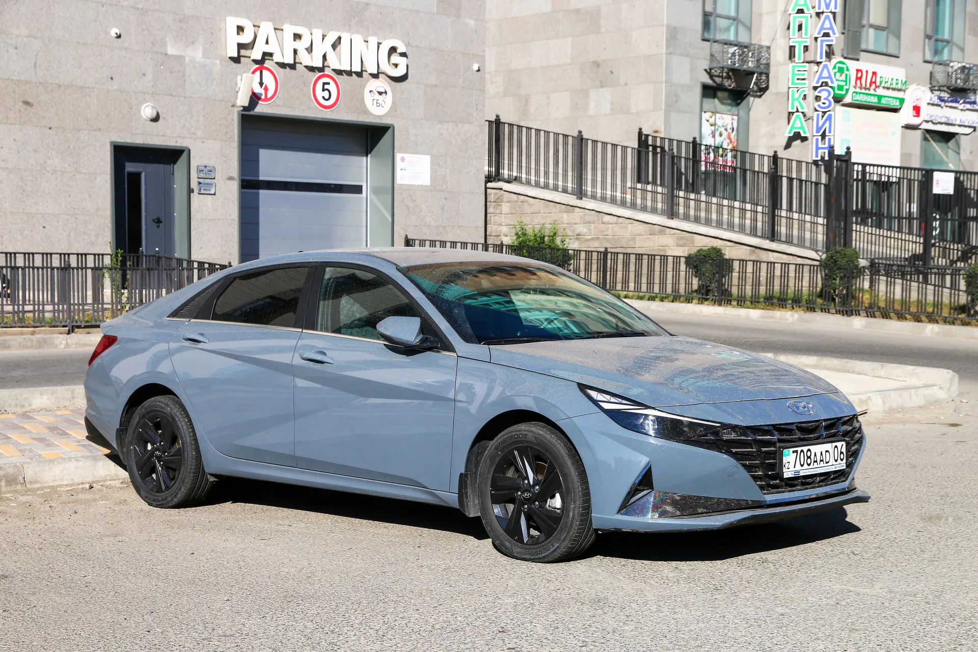 Hyundai Elantra 2022 parked outside of a building