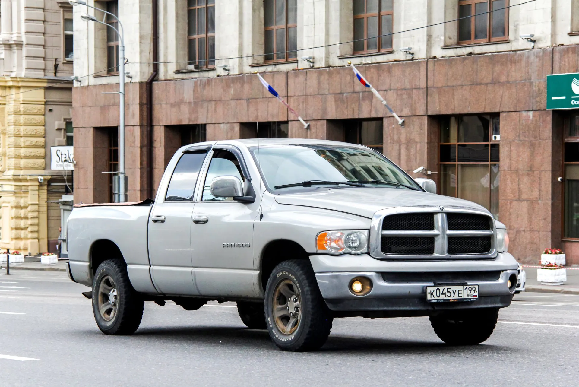 2004 Dodge Ram 1500 at the city street.