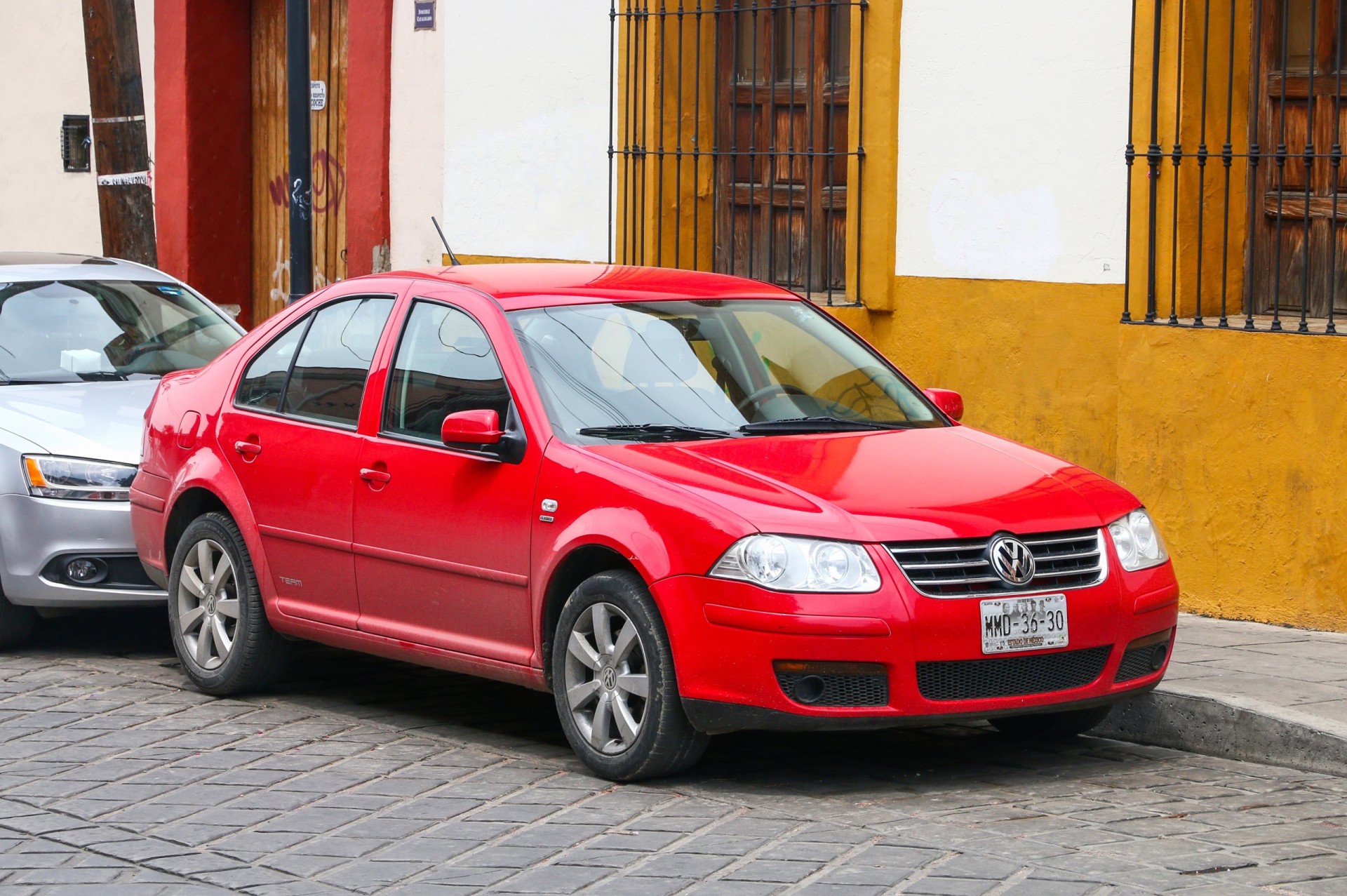 2003 Volkswagen Jetta parked in the city street