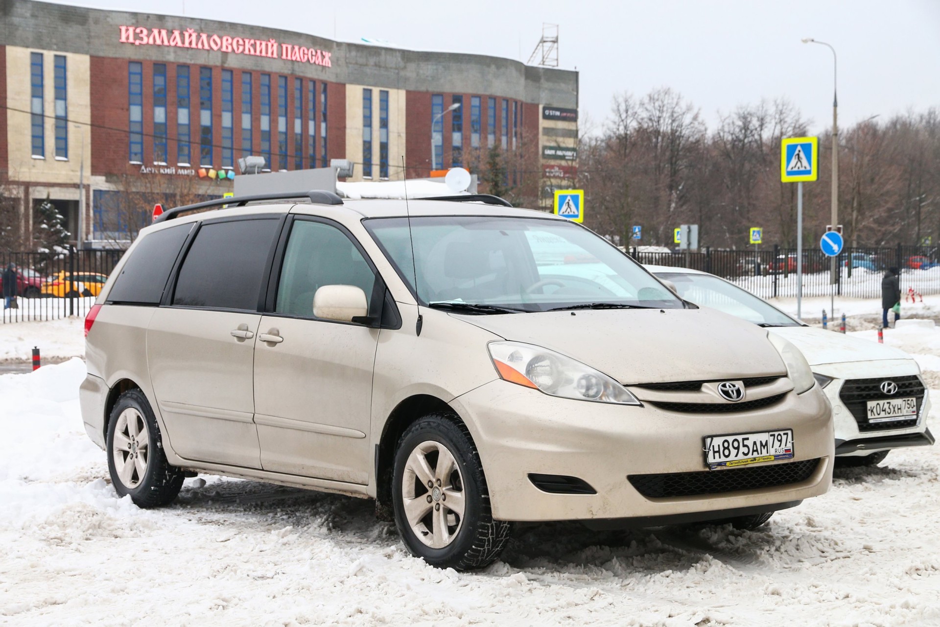 2007 Toyota Sienna (XL20) in the city street.
