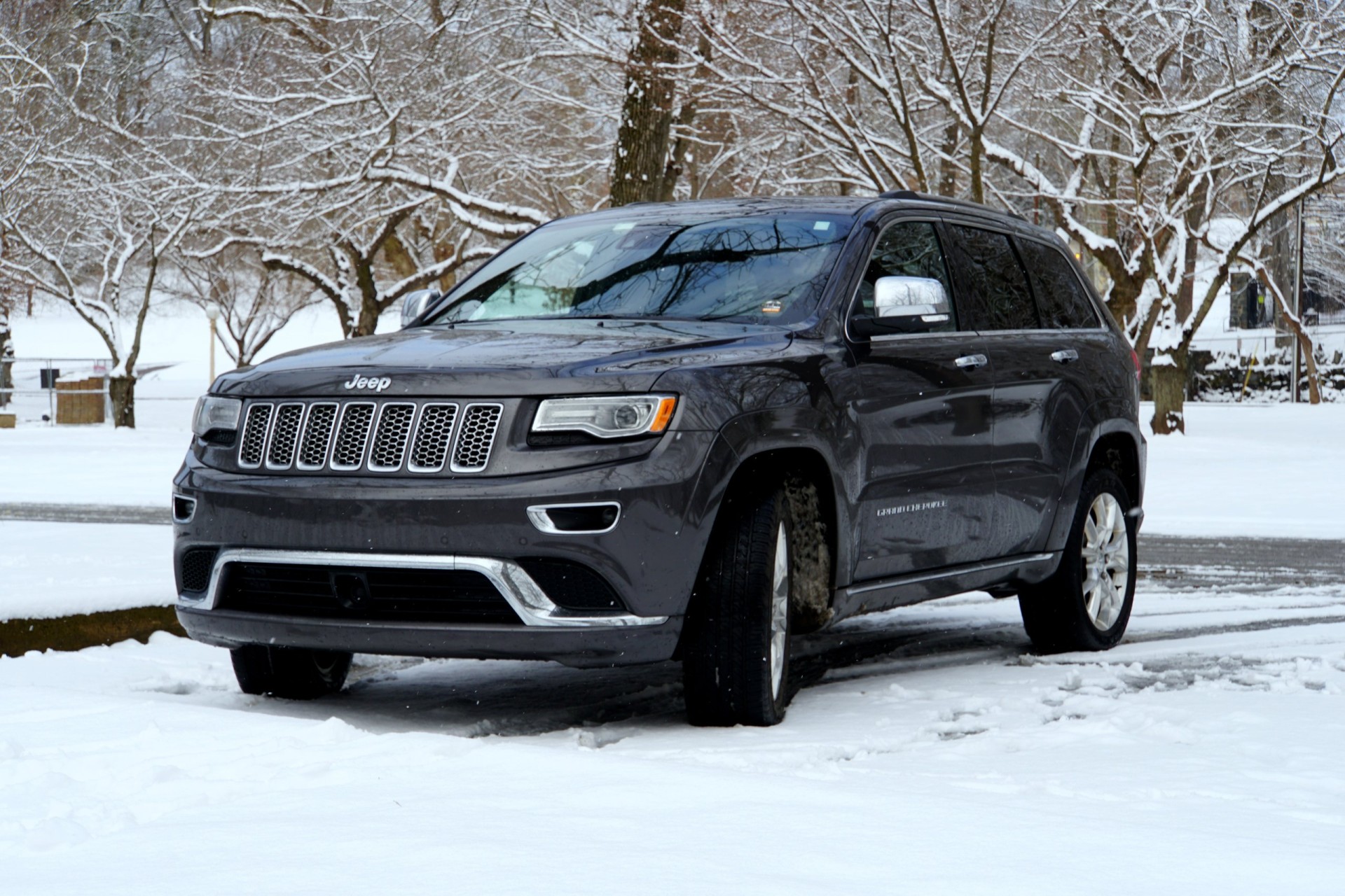 Jeep Grand Cherokee 2016 on the road after a snowstorm