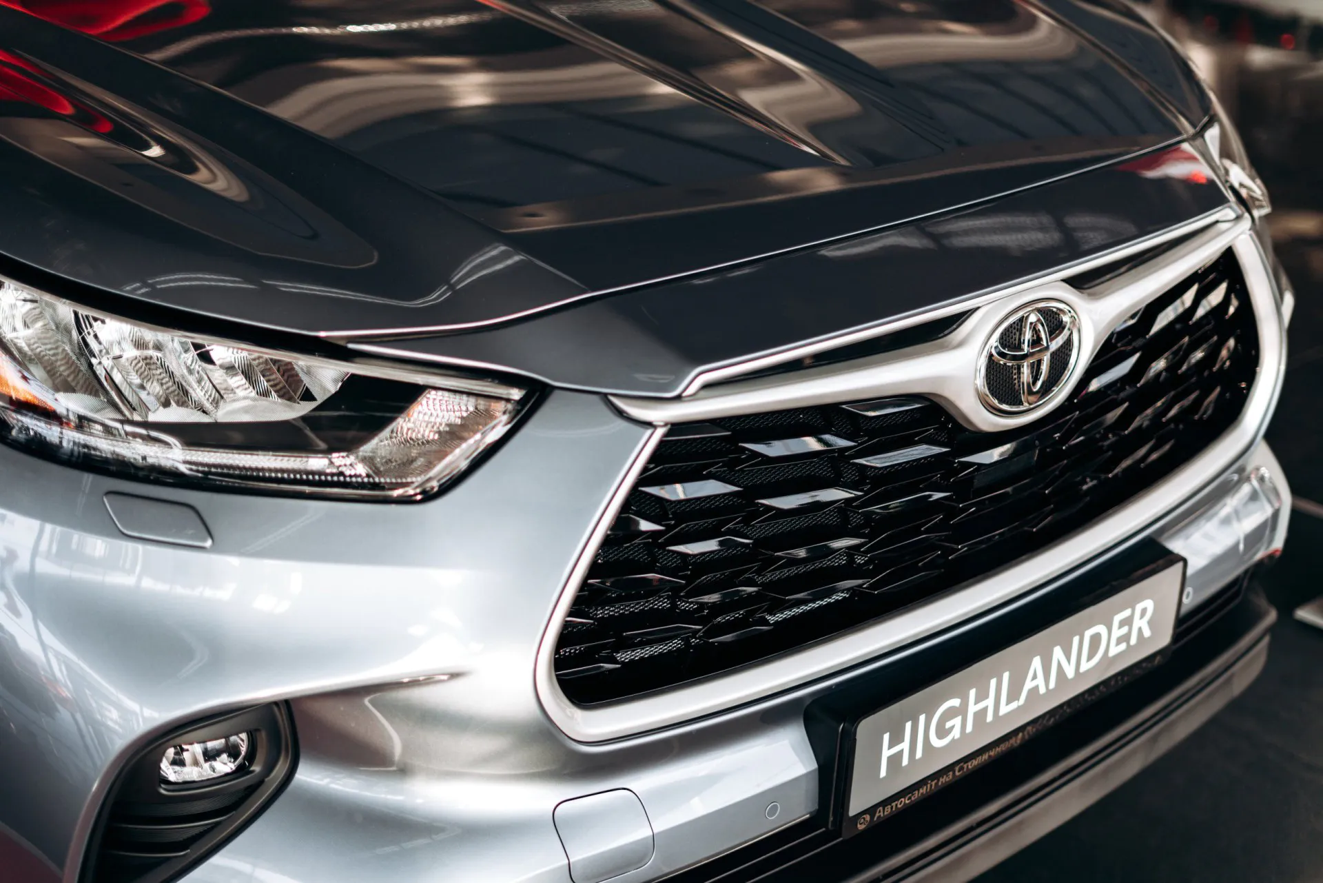 Toyota Highlander close up photo in the showroom