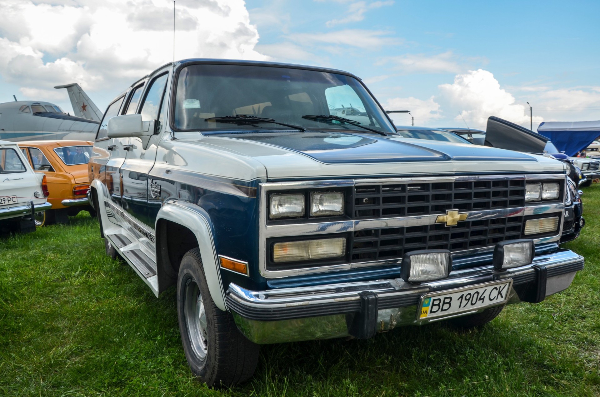 Chevrolet Suburban 1500 Anaheim Industries at retro car exhibition