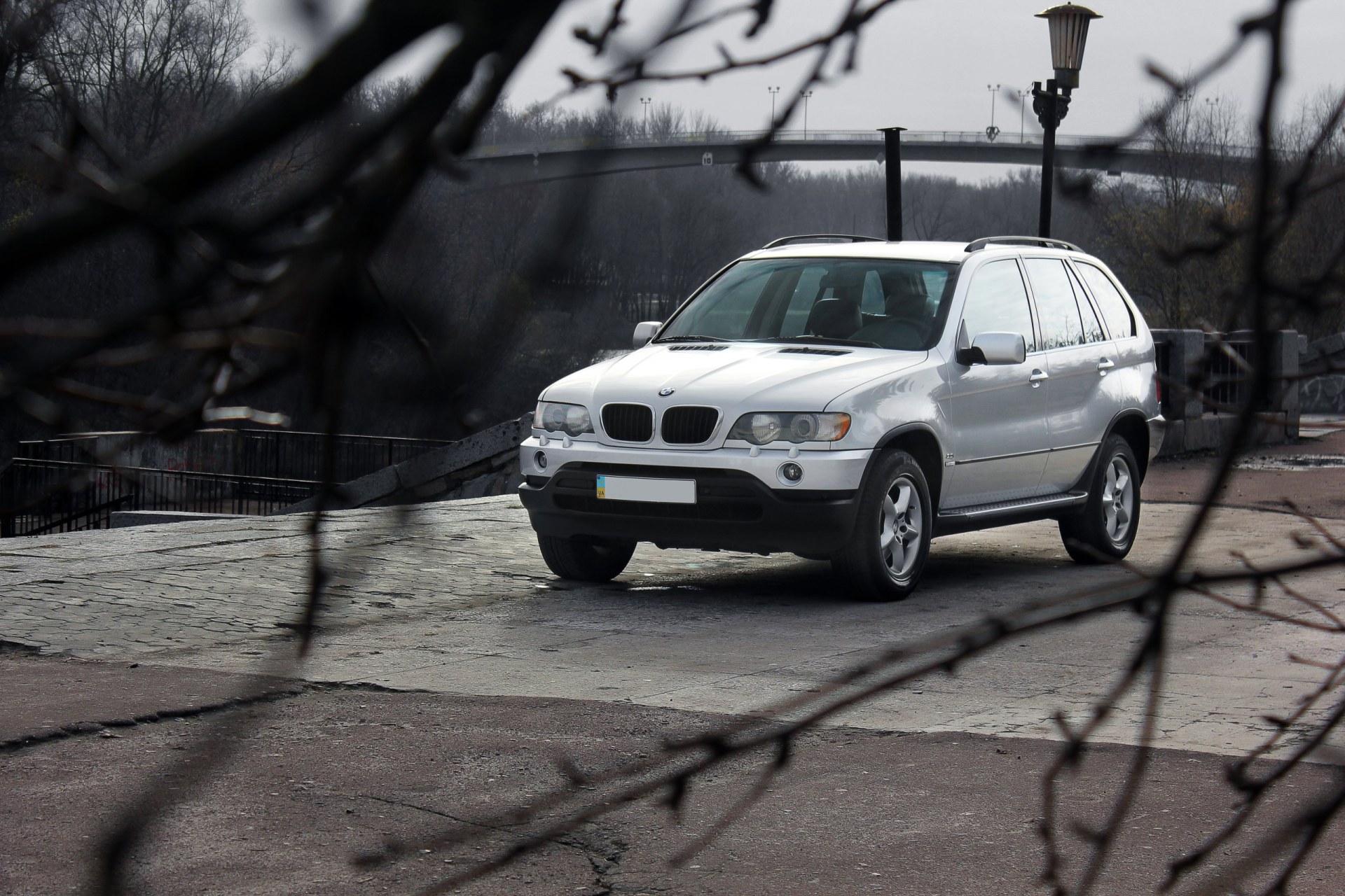 2005-2006 BMW X5 parked at a port