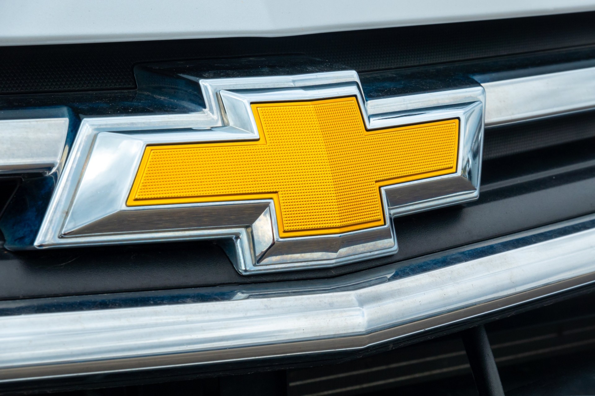 Chevrolet auto grill close-up and trademark logo.