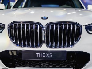 The iconic kidney grille of the 2023 BMW X5 on display at a motor show
