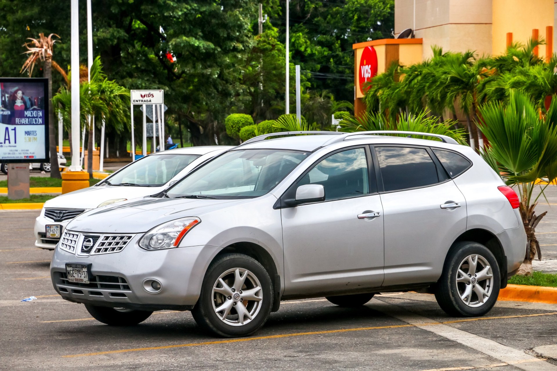 2008 Nissan Rogue in the city street.