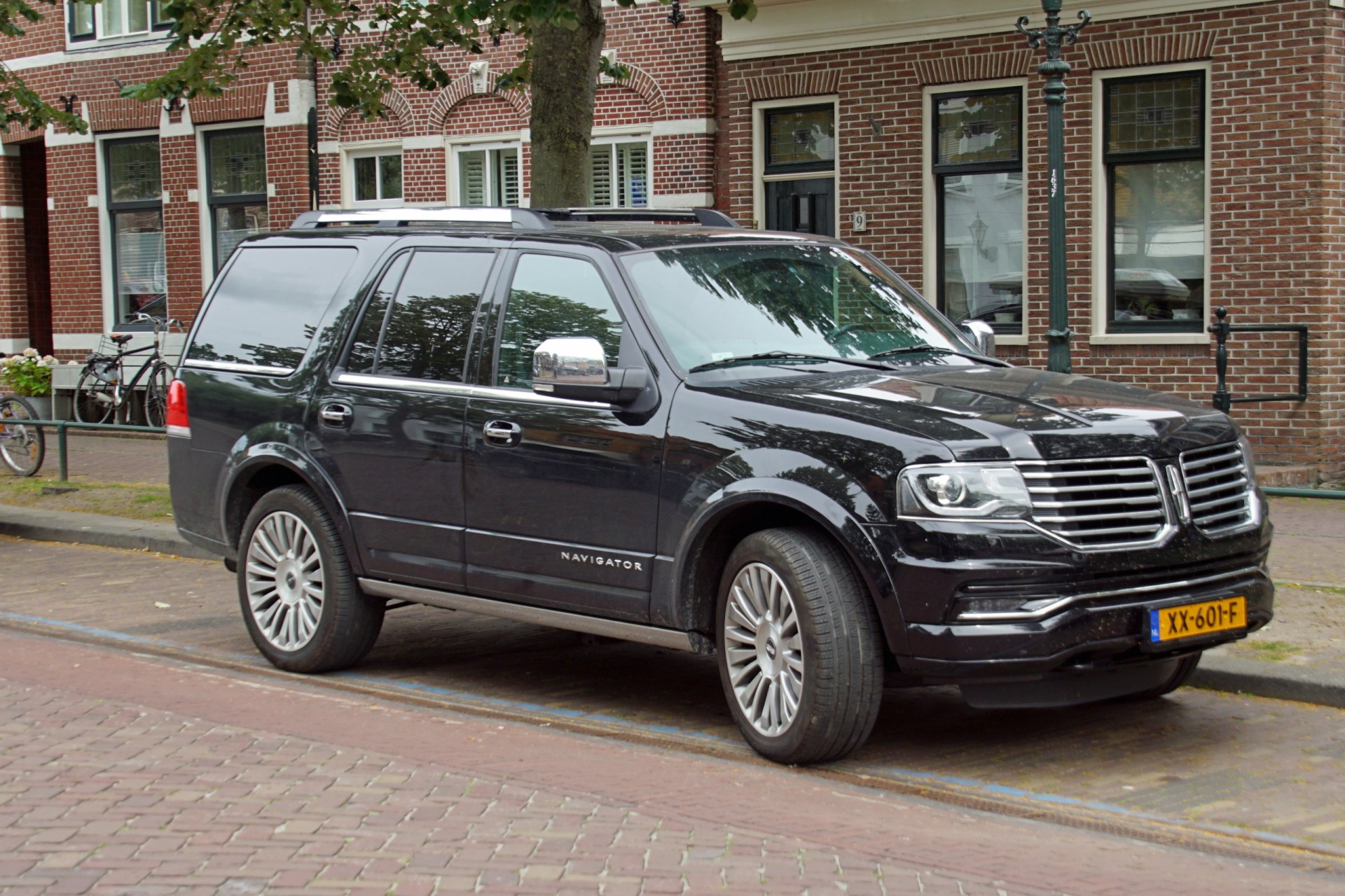 Black 2015 Lincoln Navigator parked by the side of the road. Nobody in the vehicle.