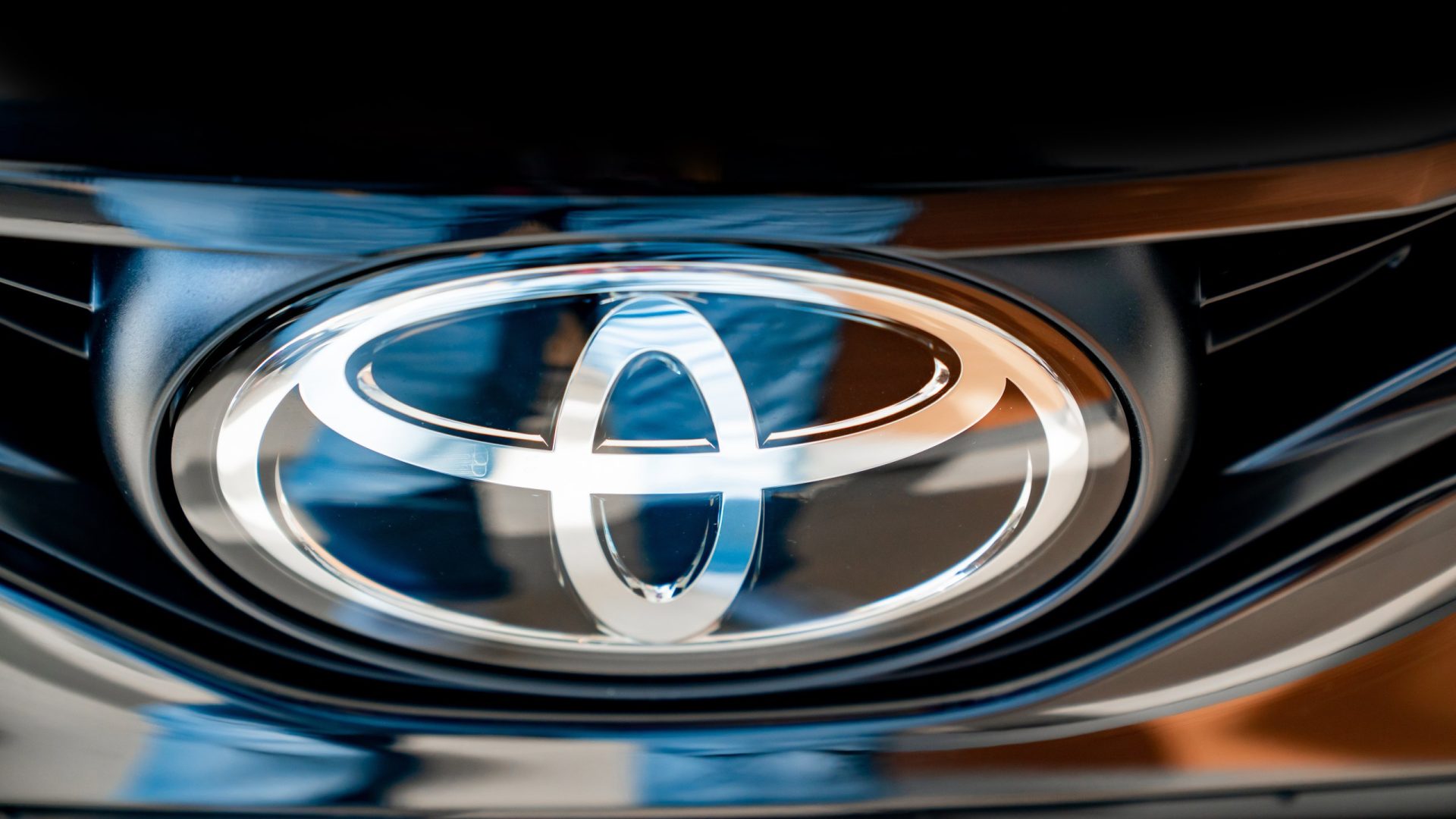 Close up photo of the Toyota logo 